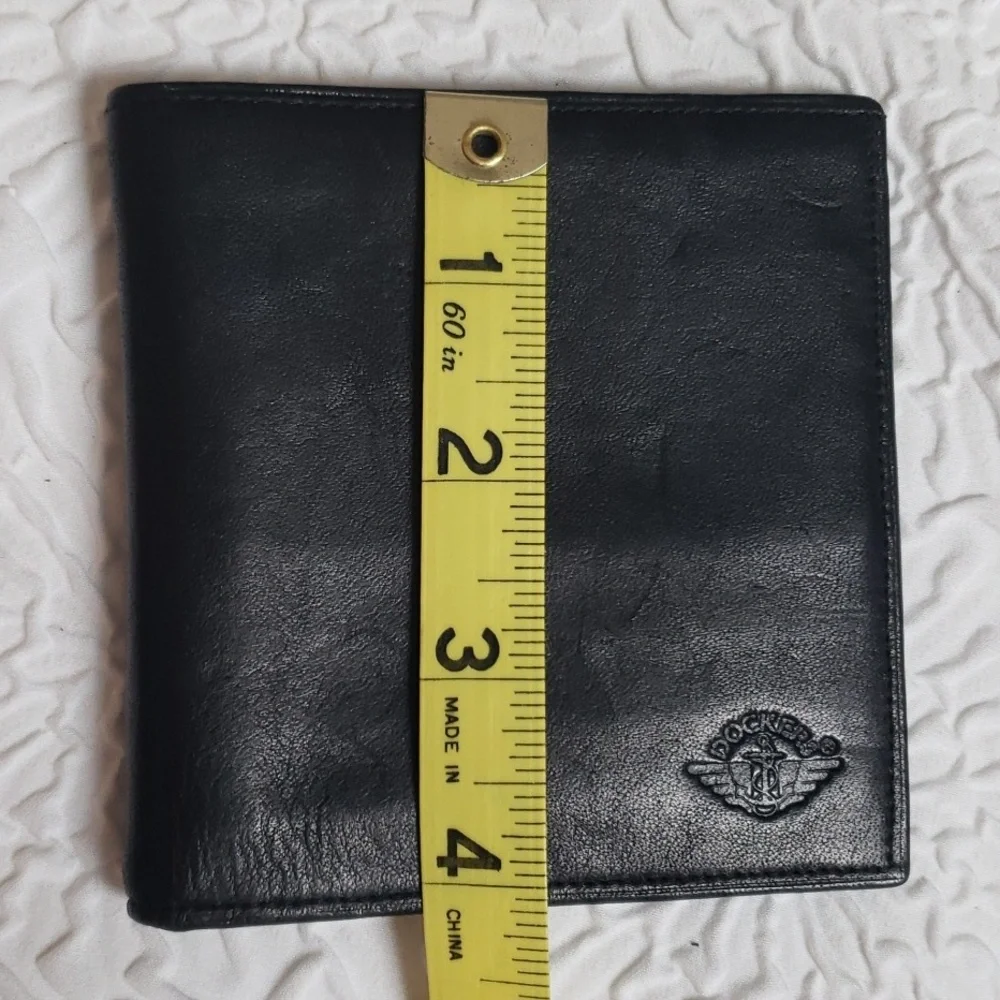 Docker Mens Fullgrain Leather black bifold square wallet. Size 4